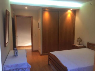 Homely double bedroom in Outeiro