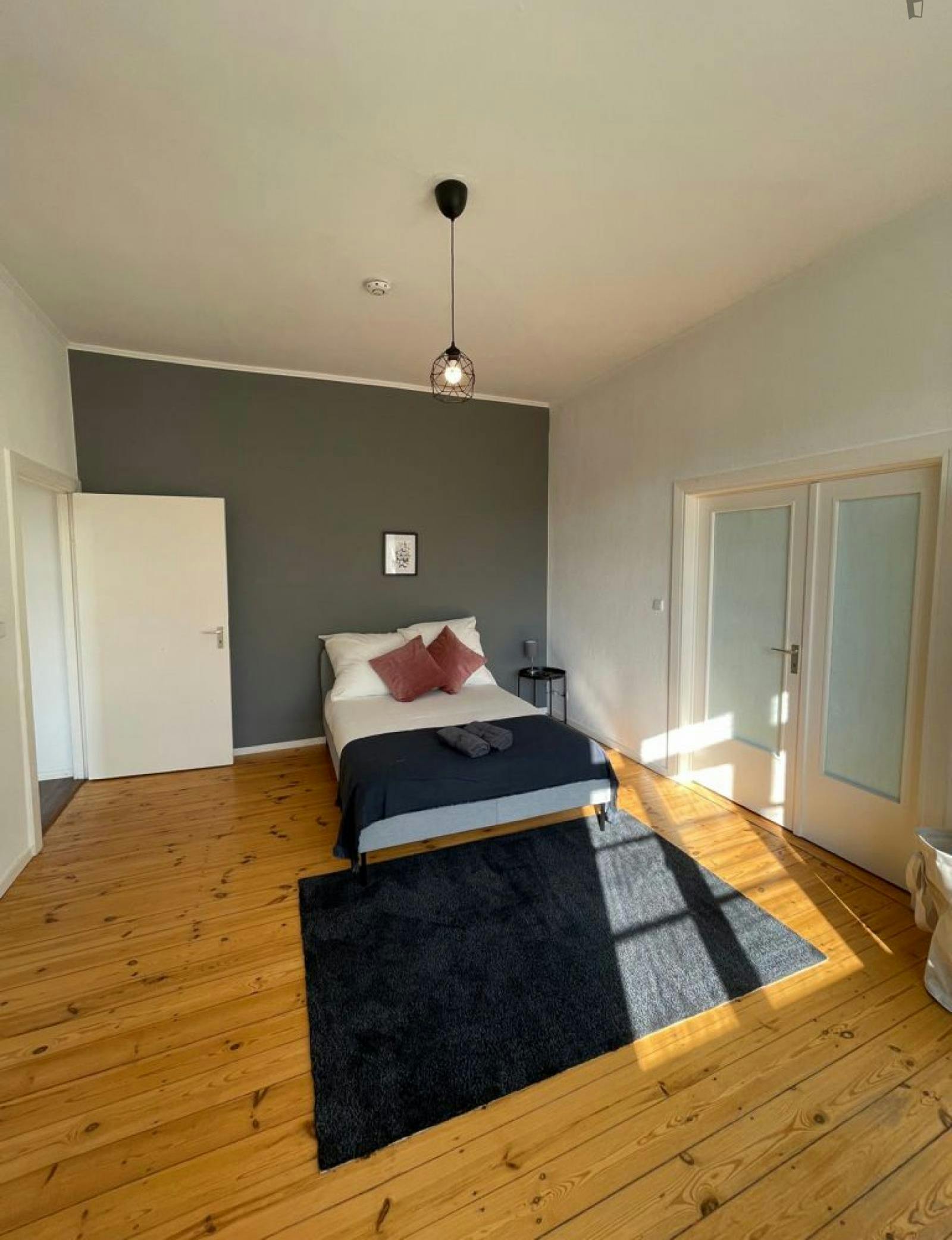 Double bedroom in a spacious 6 bedroom apartment in Wilmersdorf