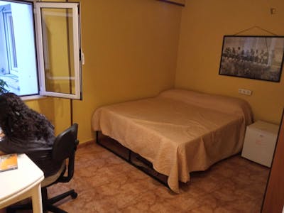 Erasmus Gijón - Double bedroom in 3-bedroom apartment