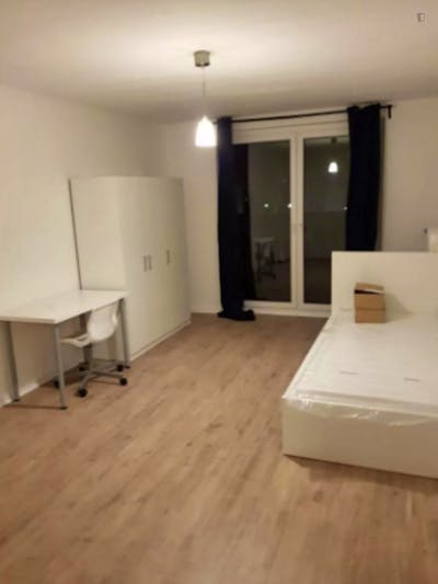 Charming single bedroom in a 3-bedroom apartment near Stellingen train station
