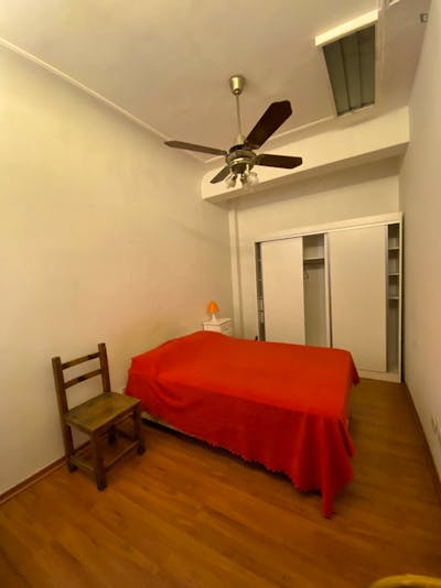 Very cosy single bedroom in a 9-bedroom apartment, in Monserrat