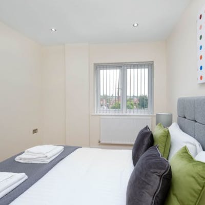 Oxford Rd 2 Bed Serviced Apartment with Parking, Reading