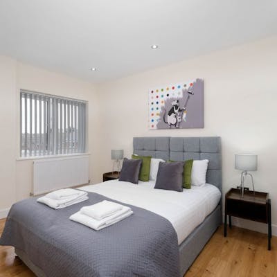 Oxford Rd 2 Bed Serviced Apartment with Parking, Reading