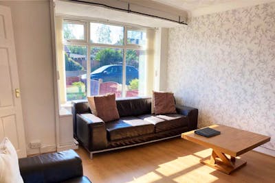 Charming 4 Bedroom Serviced Accommodation (driveway parking)