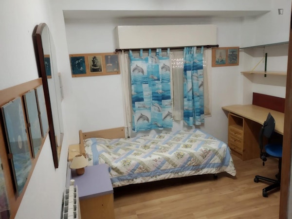 Cozy single bedroom in Juslibol (5B)