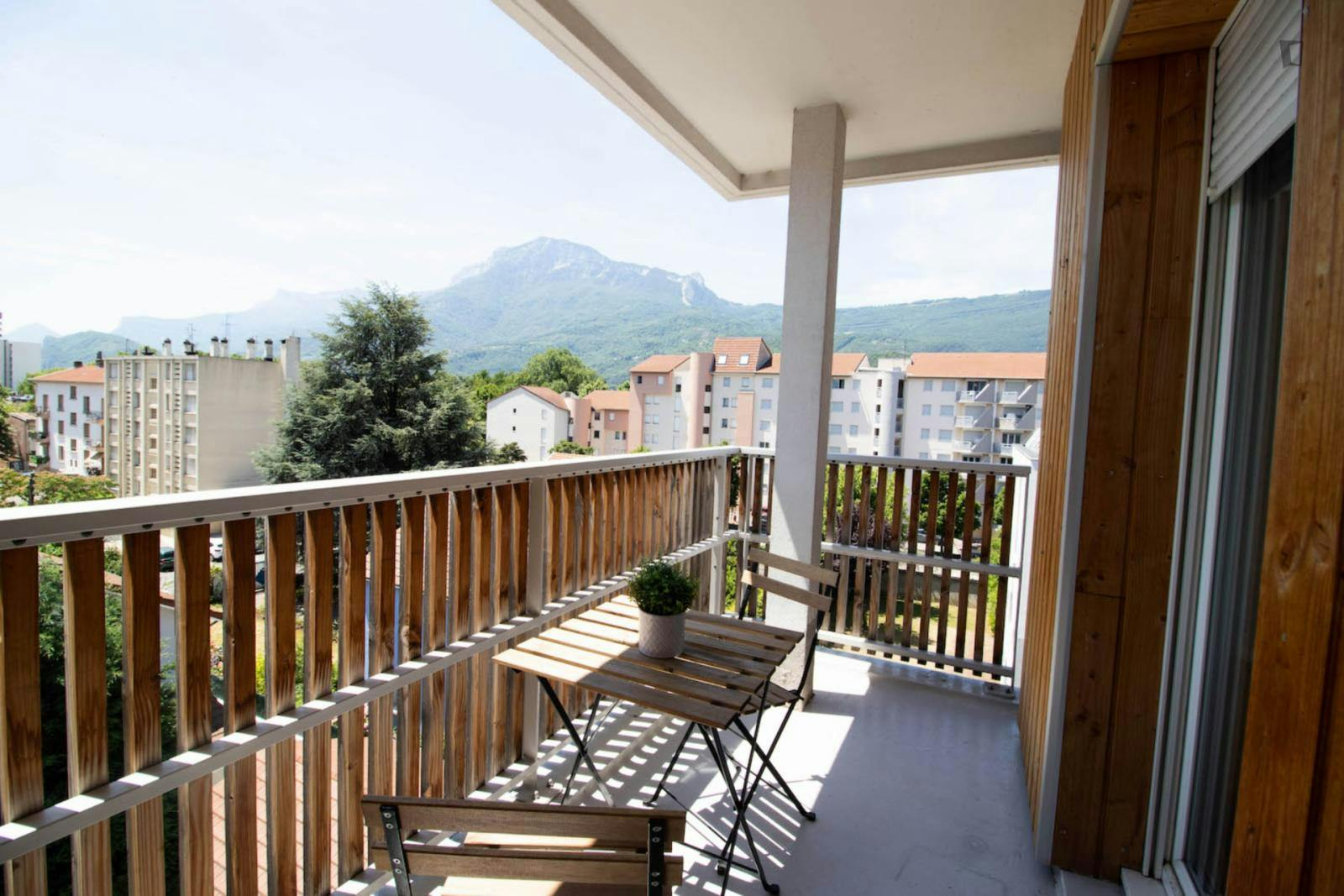 Spacious 15m² bedroom to rent in Grenoble -G016