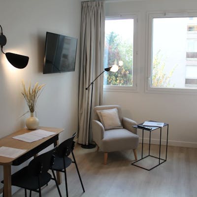 Furnished studio with large balcony, services, rooftop, garden, gym, home cinema - new coliving residence