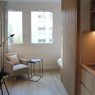 Furnished studio with large balcony, services, rooftop, garden, gym, home cinema - new coliving residence