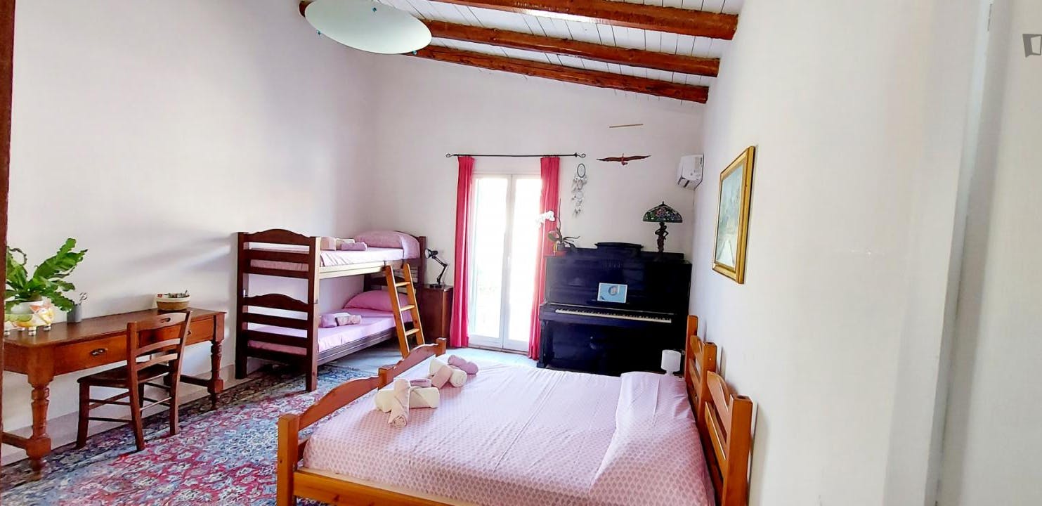 Double room with private bath, kitchen and balcony in Palermo's historic center
