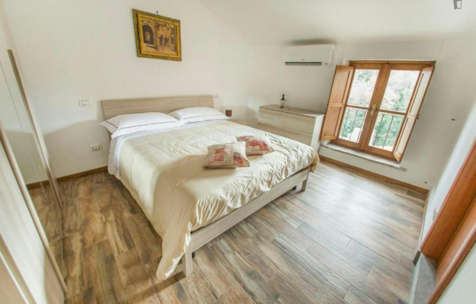Elegant double ensuite bedroom in San Martino Al Cimino
