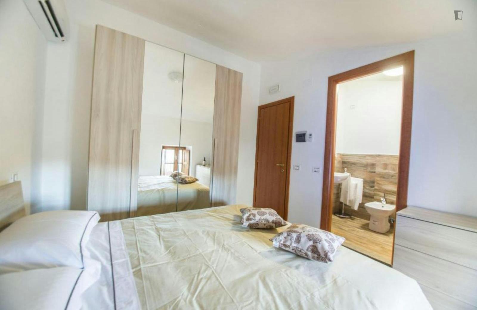 Tasteful double ensuite bedroom in San Martino Al Cimino