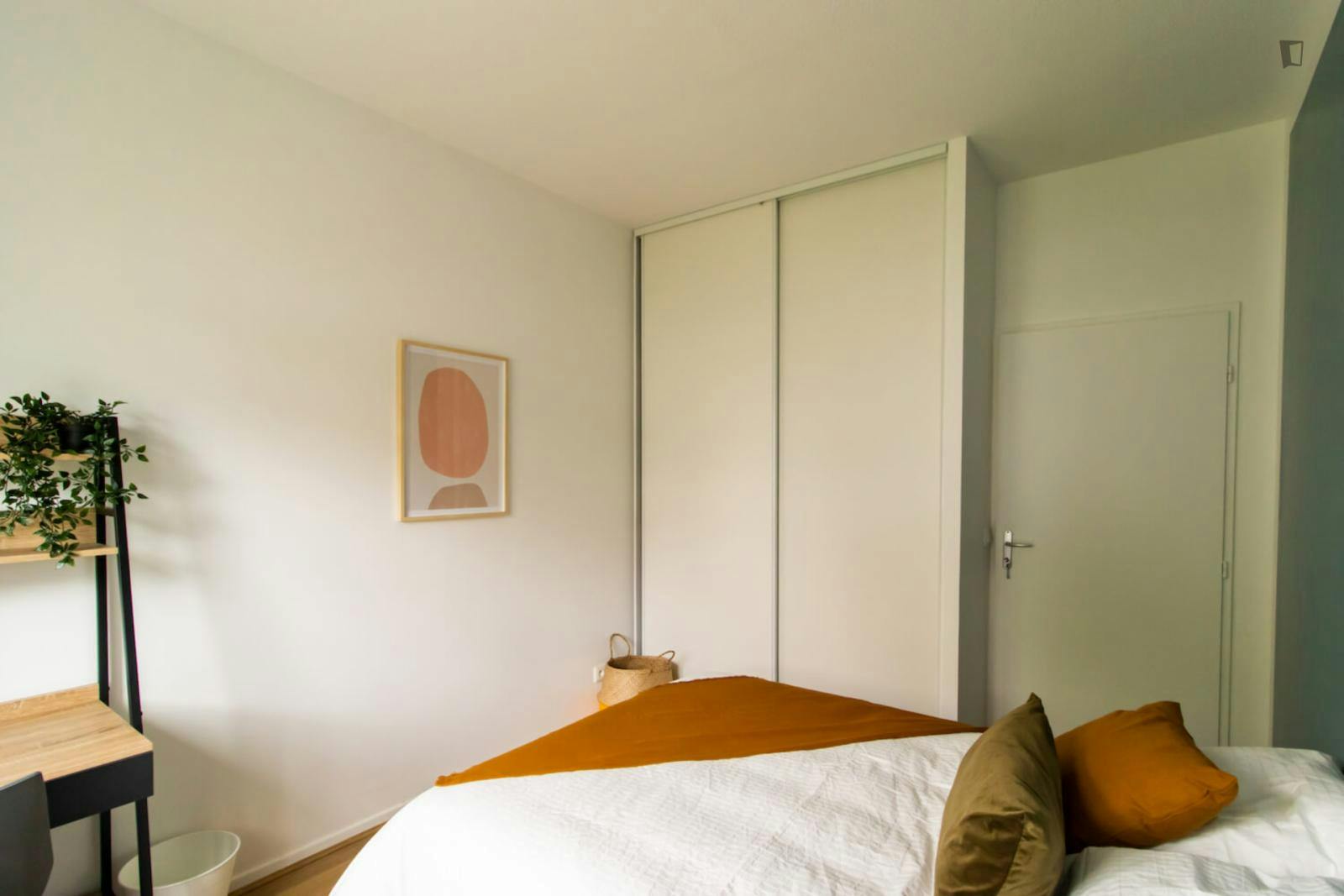 Nicely decorated 11m² bedroom in Grenoble -G004