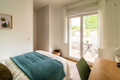 Bright double bedroom with a balcony, in Quartier Chorier-Berriat