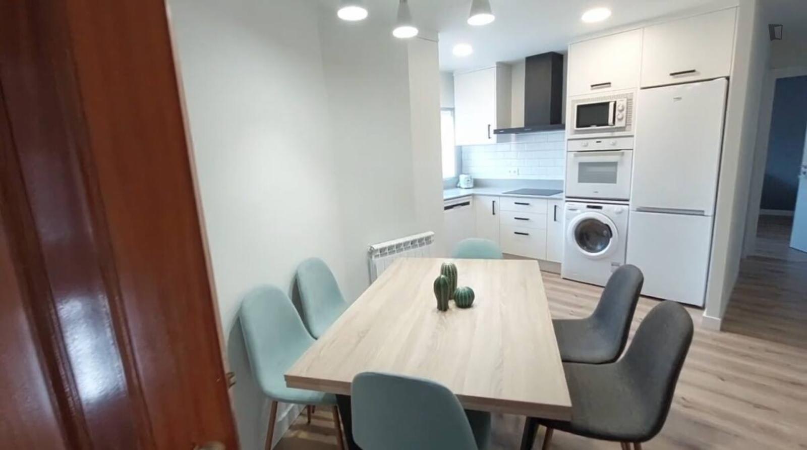 Welcoming double bedroom in a student flat, near the centre of Salamanca