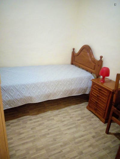 Comfortable single bedroom in 3-bedroom house