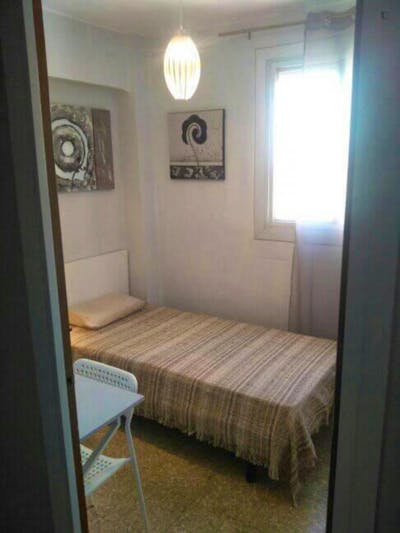 Homely single bedroom in residential Cami Reial