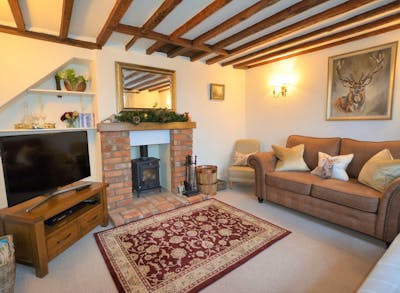 A Charming 19th Century Cottage in Village Centre/ Parking/ Wifi