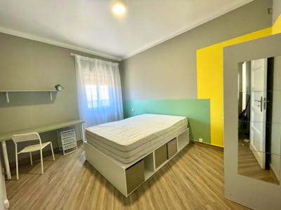 Comfortable double bedroom in a 4-bedroom apartment near Instituto Politécnico de Santarém