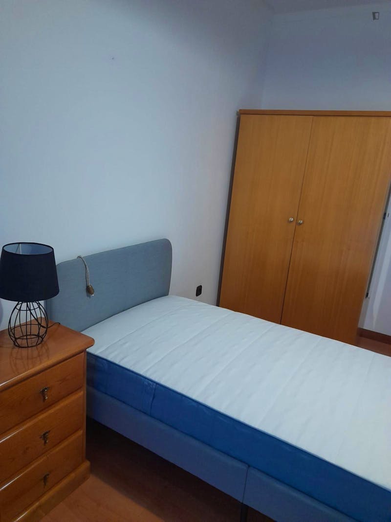 Comfy single bedroom with a balcony in a 3-bedroom apartment near Universidade do Minho