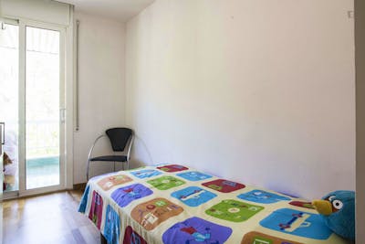 Single bedroom in a 3-bedroom flat near Universitat de Barcelona  - Gallery -  1
