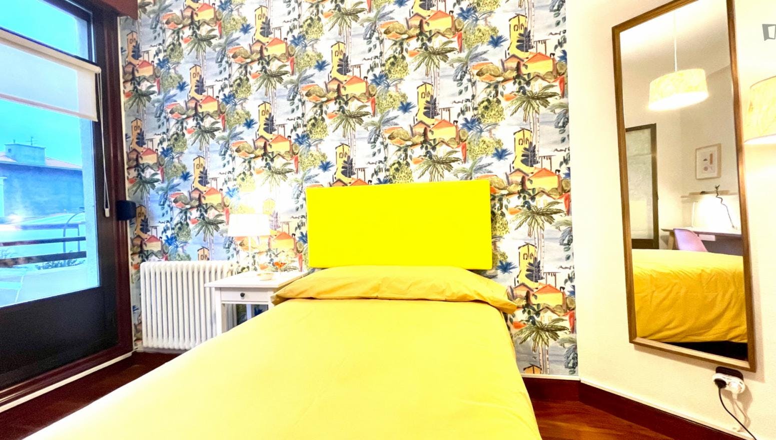 Colourful single bedroom with a balcony, in Indautxu