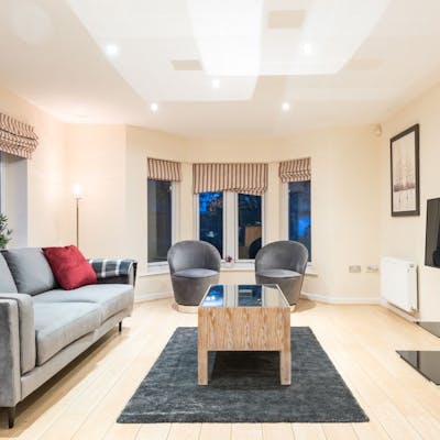 Modern, Smart Open Plan Living with free Parking