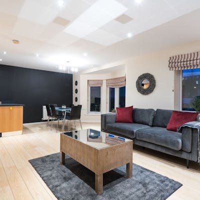 Modern, Smart Open Plan Living with free Parking
