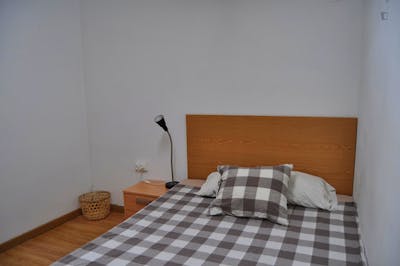 Very cool double bedroom in a larga duplex, in central Malasaña  - Gallery -  3