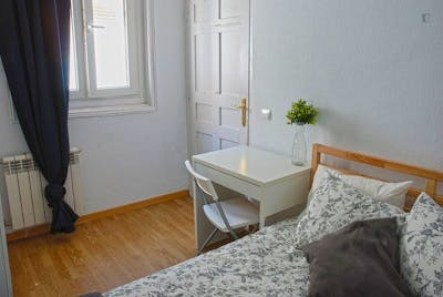 Simple double bedroom in the beautiful Palacio district of Madrid  - Gallery -  1