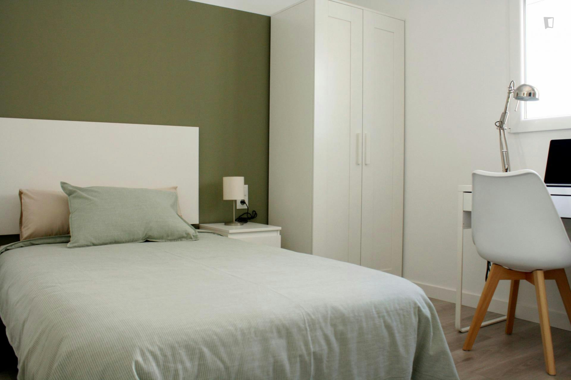 Cool double ensuite bedroom in a 5-bedroom apartment in Burjassot