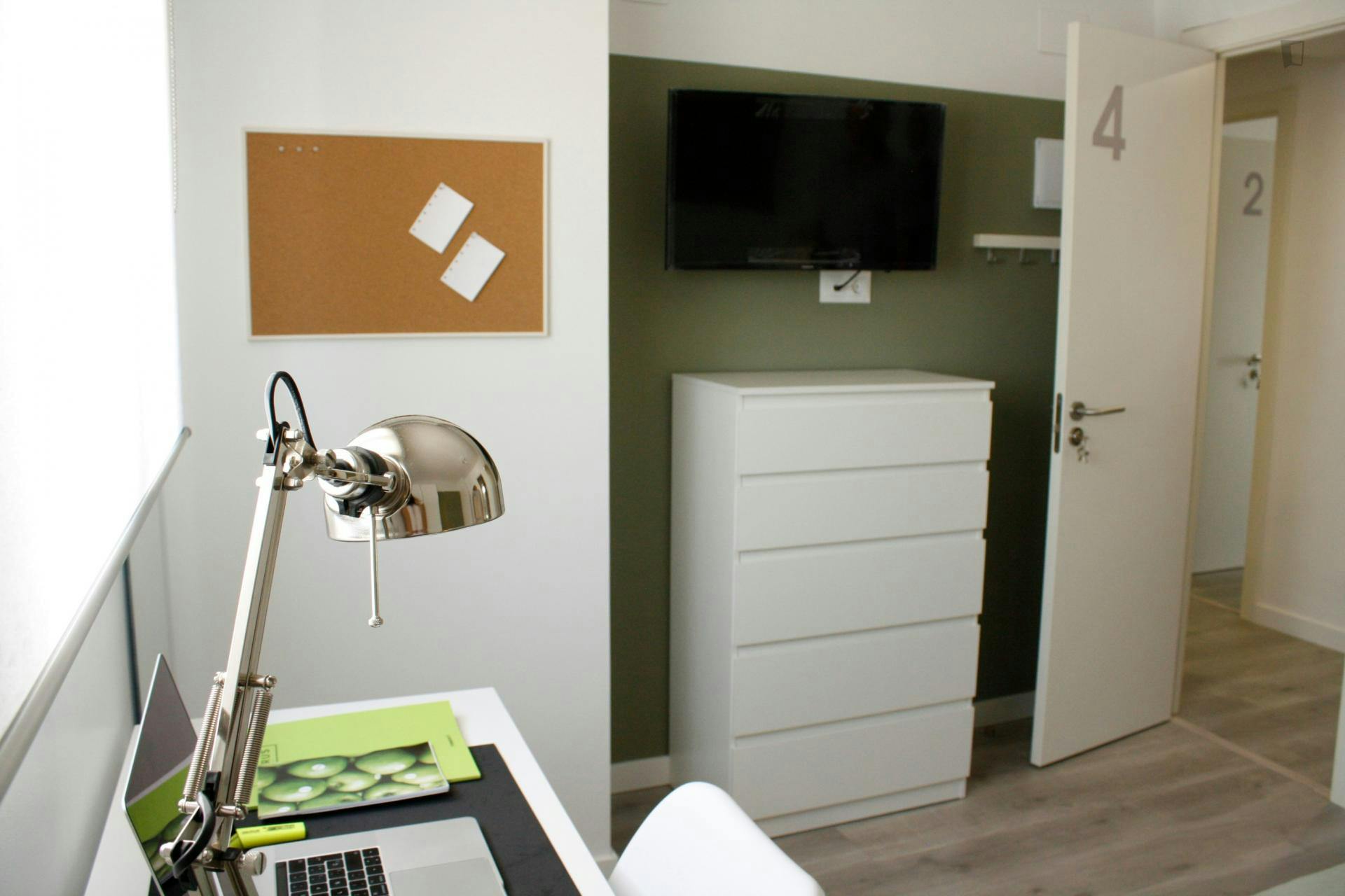 Cool double ensuite bedroom in a 5-bedroom apartment in Burjassot
