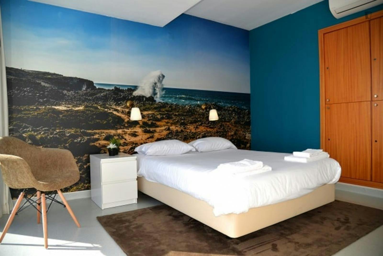 Very cool double bedroom in a hostel, in Arrifana