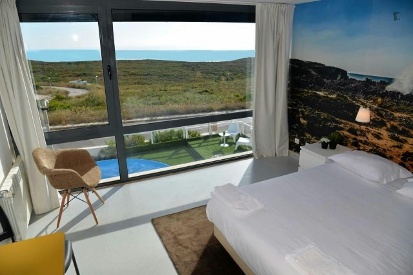 Very cool double bedroom in a hostel, in Arrifana
