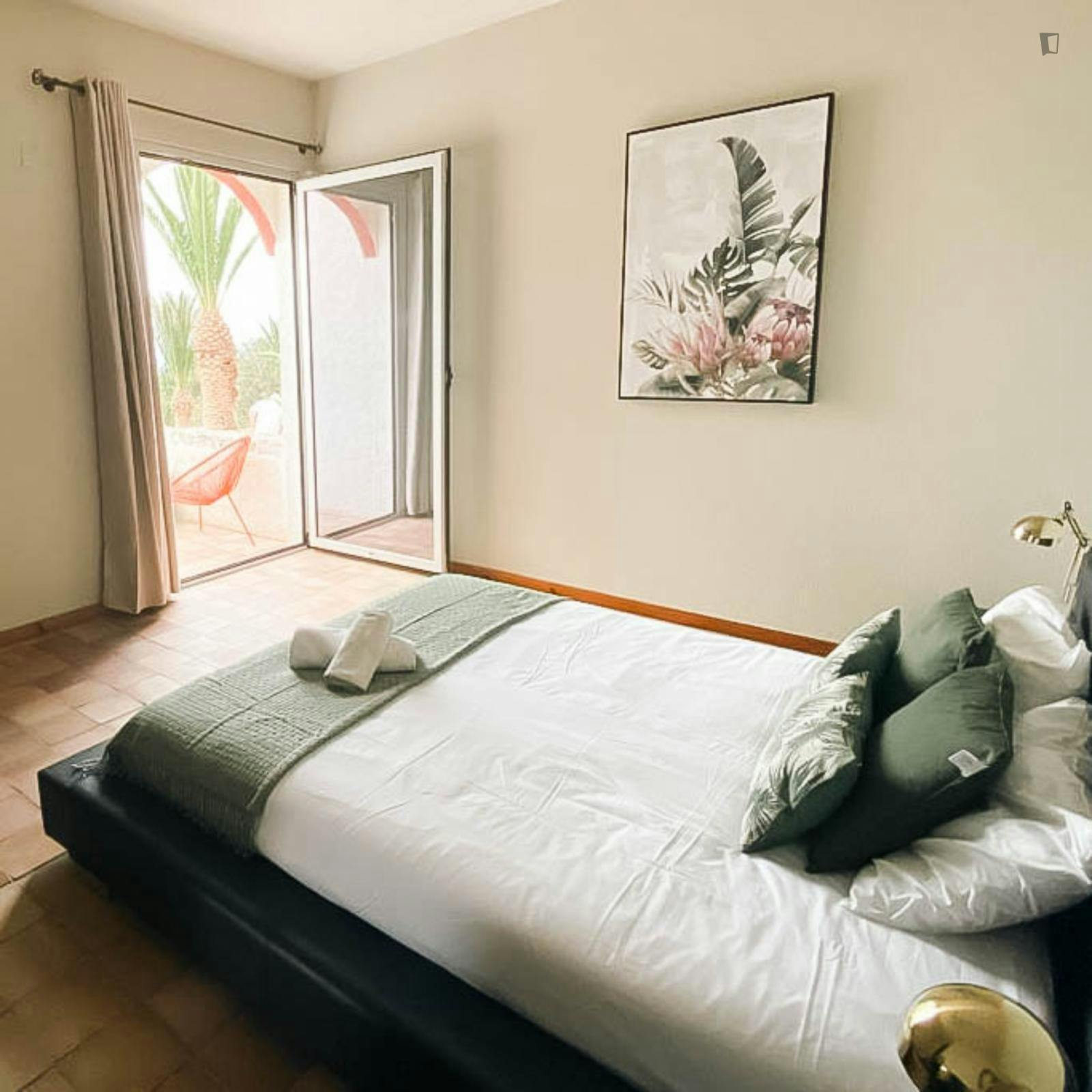 Exquisite double ensuite bedroom, in Ponta
