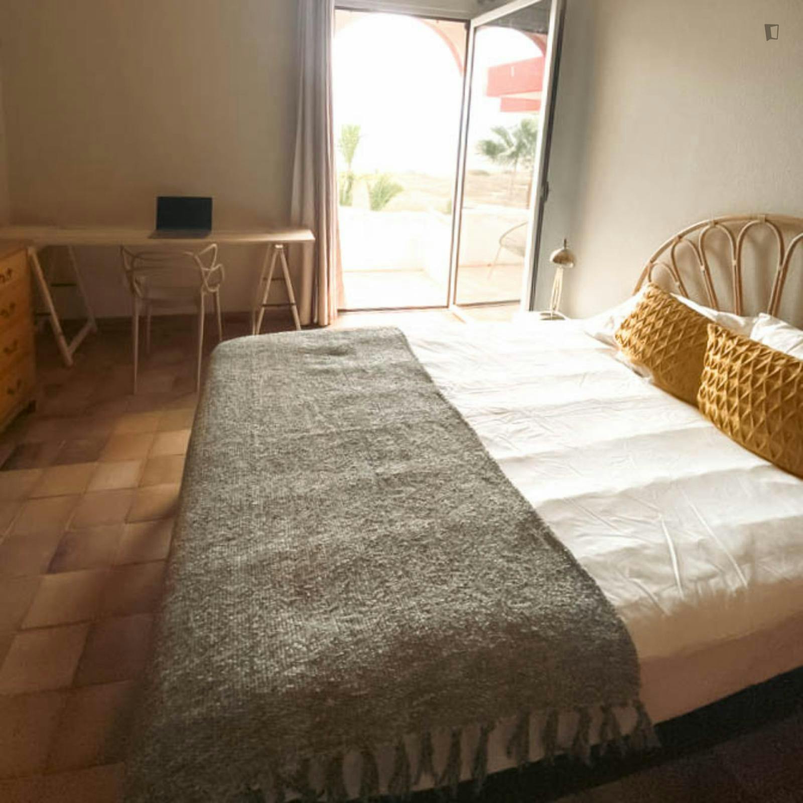 Excellent double ensuite bedroom in Ponta