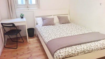Very cool double bedroom in a 12-bedroom student flat, near the beautiful Plaza de Oriente  - Gallery -  1