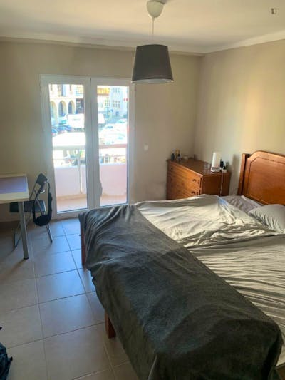 Shining double bedroom close to Faro Airport