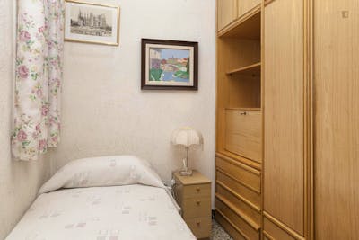 Lovely single bedroom for girls close to inspiring La Sagrada Familia  - Gallery -  2