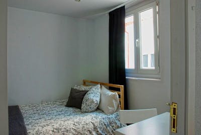 Cool double bedroom in an 8-bedroom flat near Almudena Cathedral  - Gallery -  1