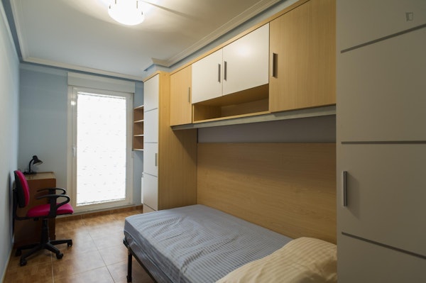 Charming single bedroom in a 3-bedroom flat, in the northwestern side of Salamanca