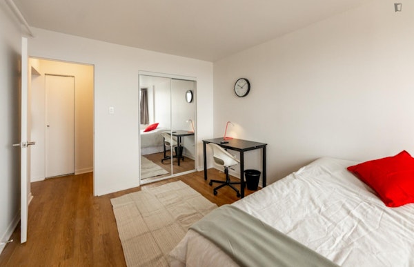 Bright and cosy double bedroom in a residence, close to the Concordia University
