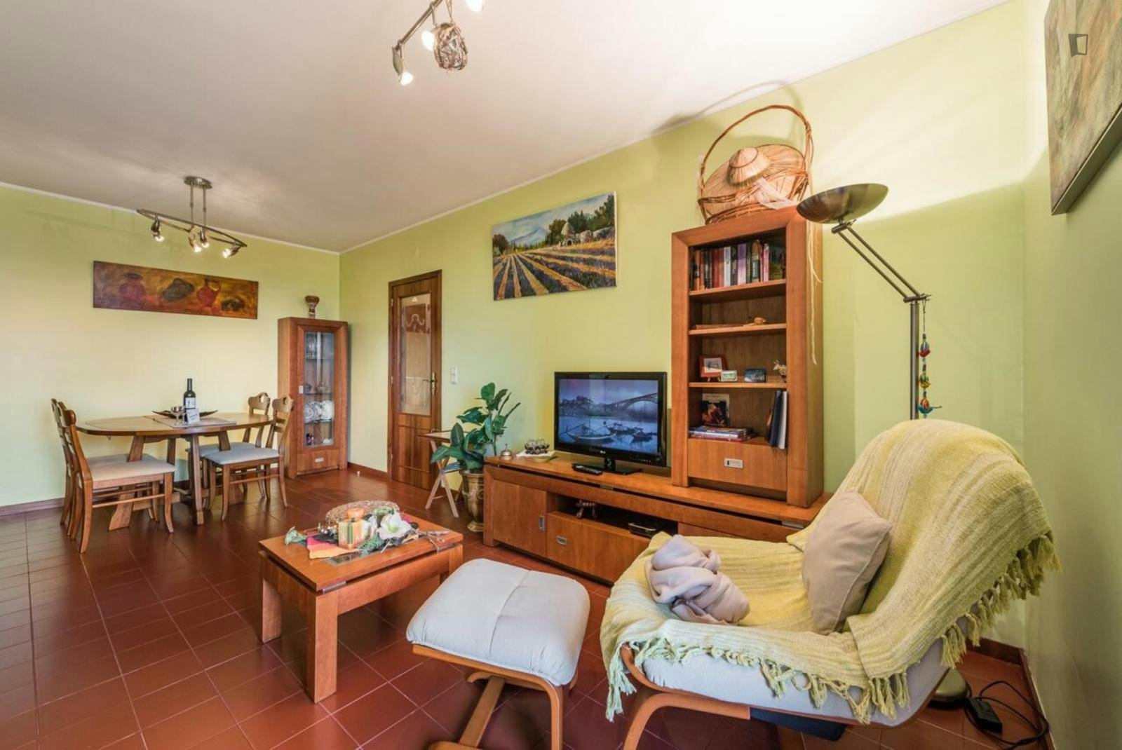 Amazing flat next to Coimbrões train station