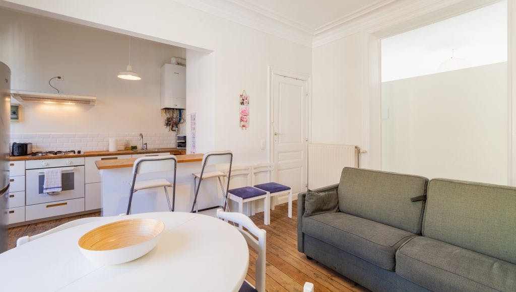 2 room bright apartment in trendy st Gilles 