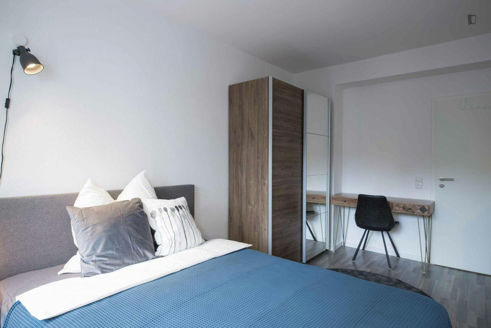 Cosy double bedroom in Frankfurt