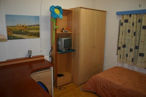 Single bedroom in a 5 bedroom apartment (2B)