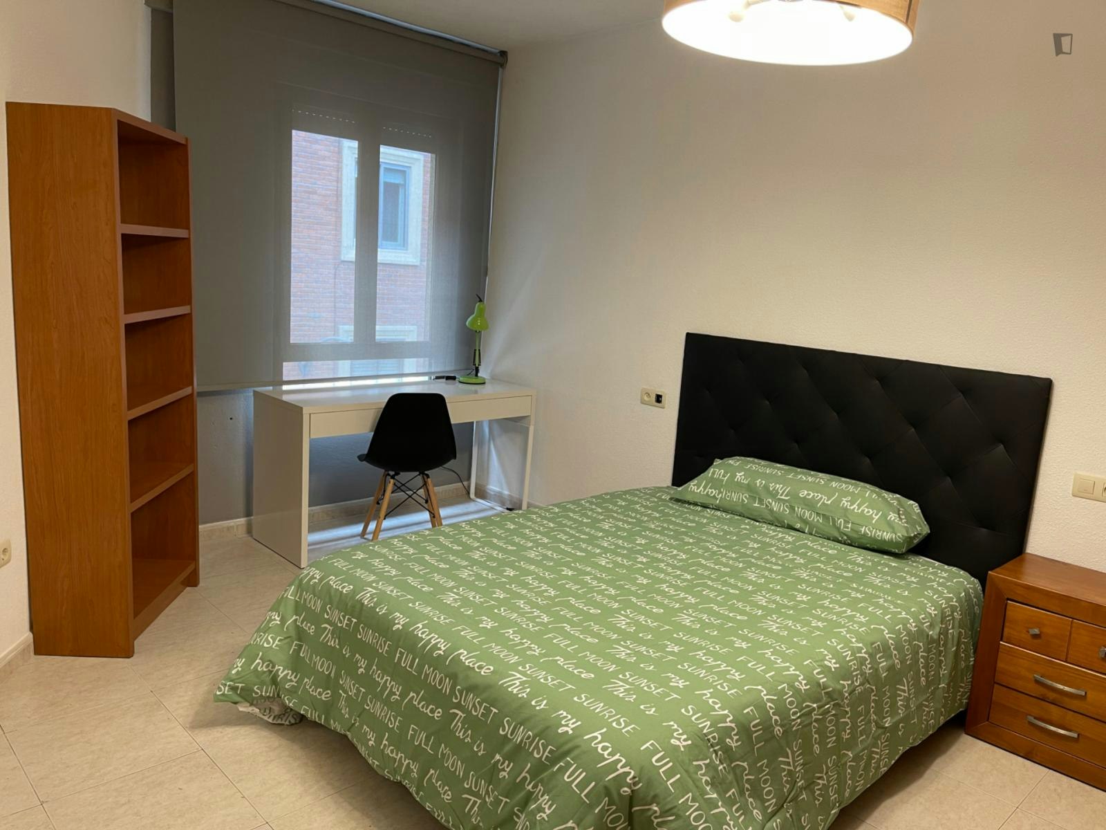 Single bedroom in 7-bedroom apartment