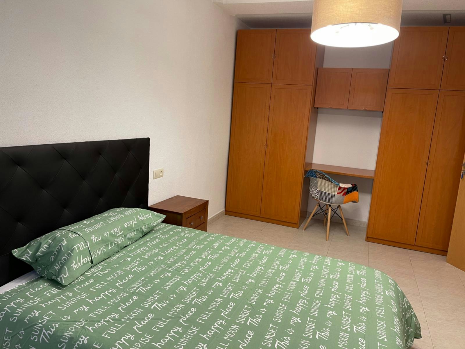 Single bedroom in 7-bedroom apartment