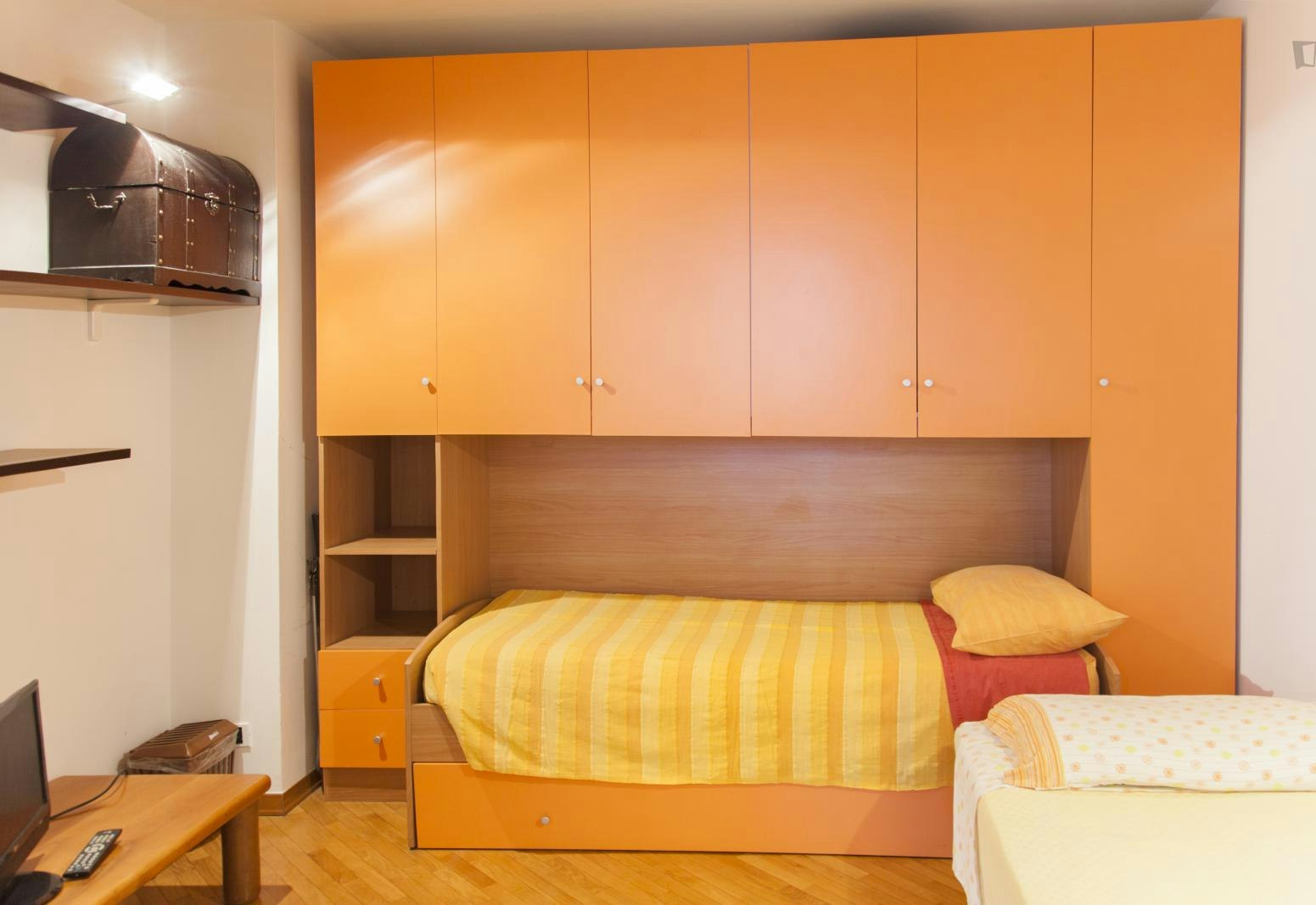 Comfortable twin ensuite bedroom in Saffi, Bologna