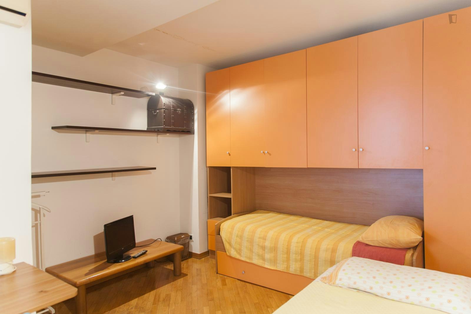 Comfortable twin ensuite bedroom in Saffi, Bologna