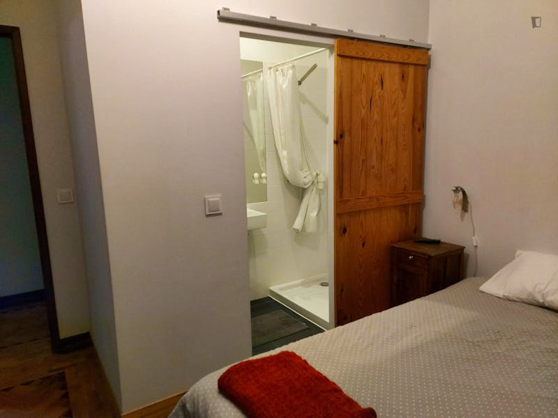 Homely ensuite double-bedroom in a 7-bedroom house near Peniche